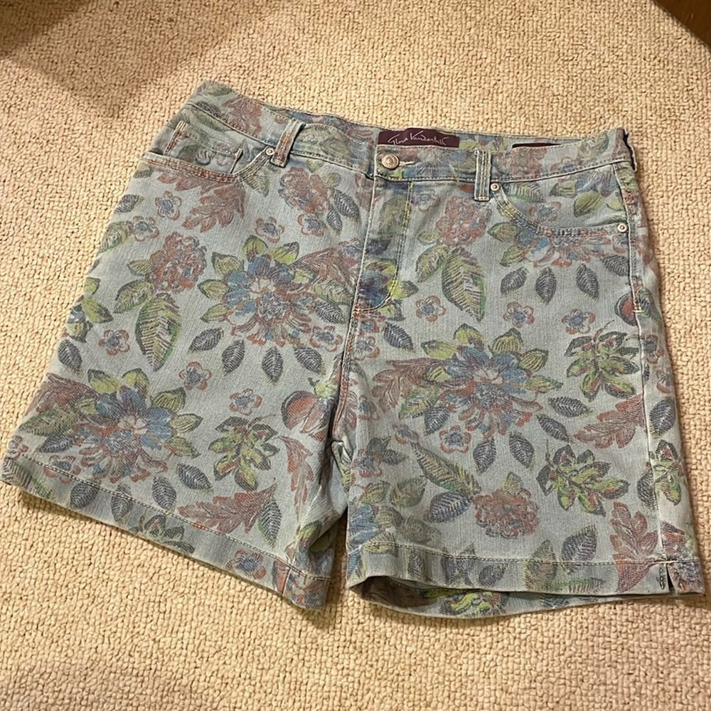GLORIA VANDERBUILT Amanda Bermuda Floral Print Denim Cuffed Shorts Size 12